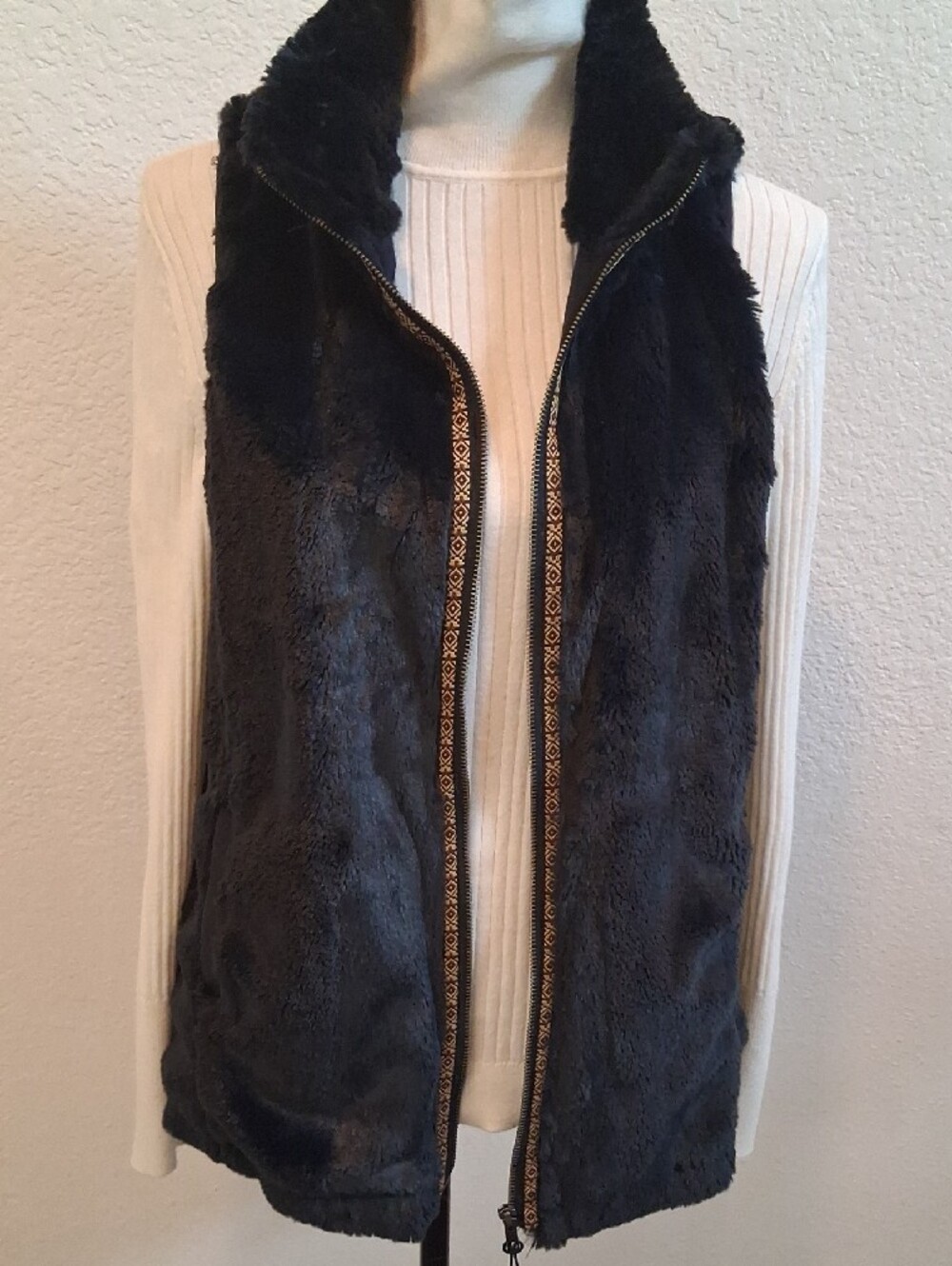 Aventura Women's Black Faux Fur Beige Tapestry Zip-Front Vest. (M)